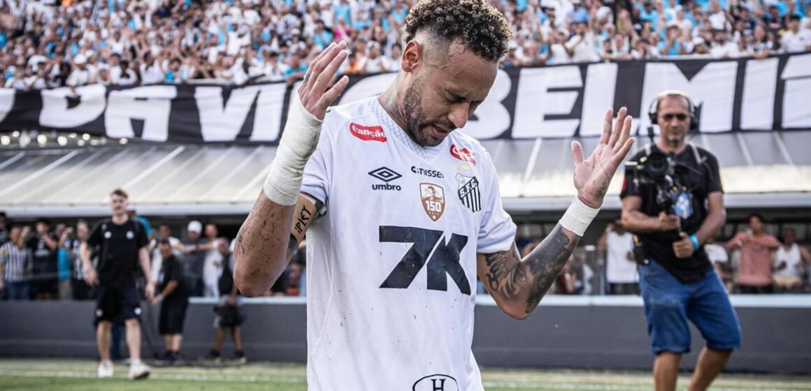 Neymar comemora permanência do Santos na Série A