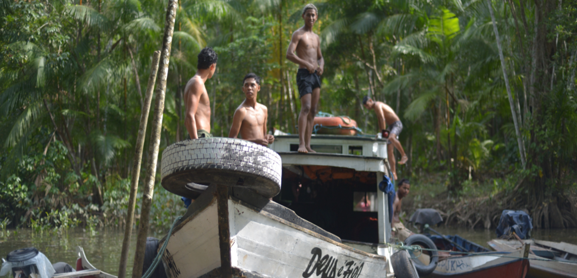 ANTES-E-DEPOIS-CASAROES-2025-12-16T113410.435 Açaí vira trilogia documental filmada por jovens ribeirinhos de ilhas de Belém