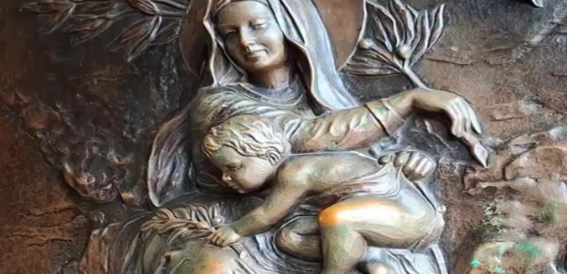 Portas de bronze da Basílica de Nazaré passam por minucioso processo de restauração