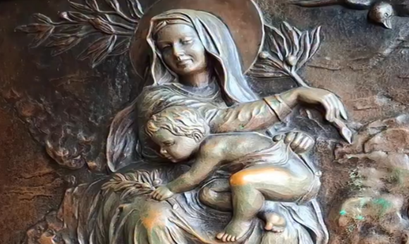 Portas de bronze da Basílica de Nazaré passam por minucioso processo de restauração