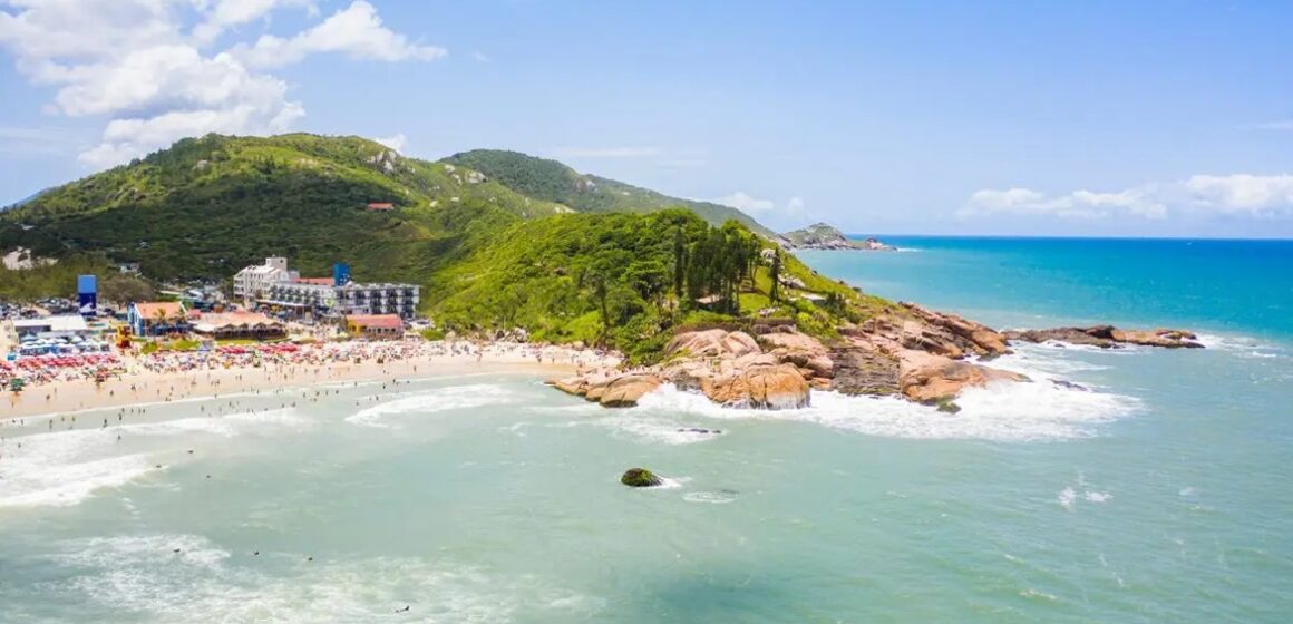 Decreto em Florianópolis proíbe bares de cobrar por cadeiras na faixa de areia