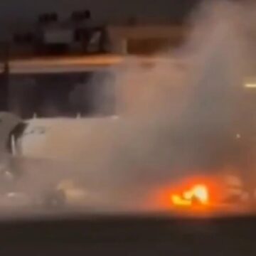 Princípio de incêndio em equipamento de solo provoca evacuação de aeronave da Latam em Guarulhos