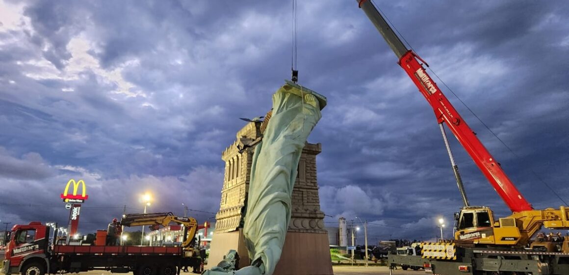 Réplica da Estátua da Liberdade da Havan em Guaíba é retirada após queda