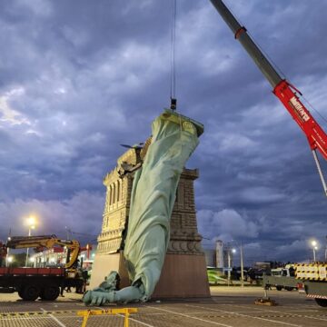 G8PnryBXAAImAHQ Réplica da Estátua da Liberdade da Havan em Guaíba é retirada após queda