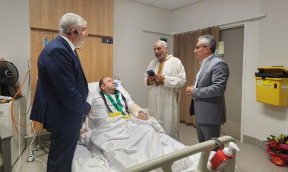 Herói desarma atirador em atentado na Austrália e se torna símbolo de união