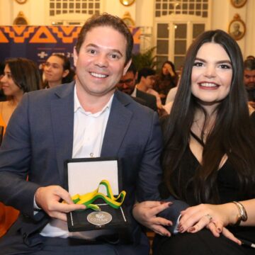 Flávio Cardoso recebe Comenda da Conaje