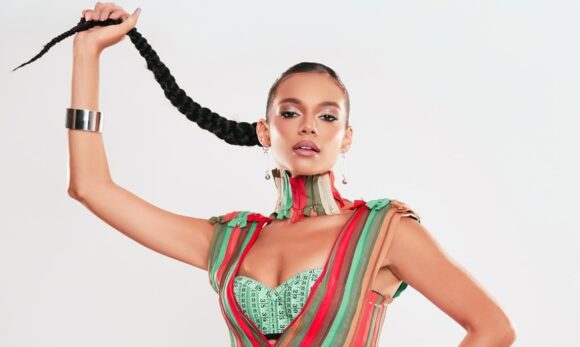 Alane Dias homenageia costureiros com visual simbólico em ensaio da Grande Rio