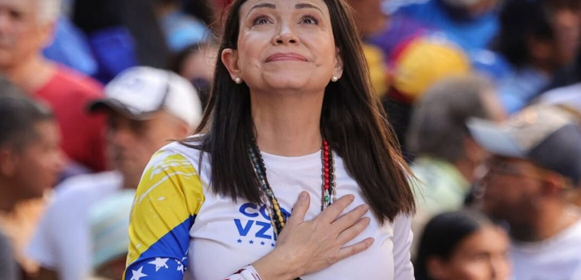 Opositora venezuelana María Corina foge por mar em operação sigilosa enquanto caças dos EUA sobrevoam o Golfo