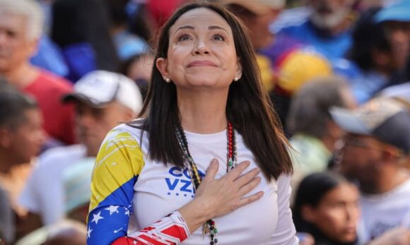 Opositora venezuelana María Corina foge por mar em operação sigilosa enquanto caças dos EUA sobrevoam o Golfo