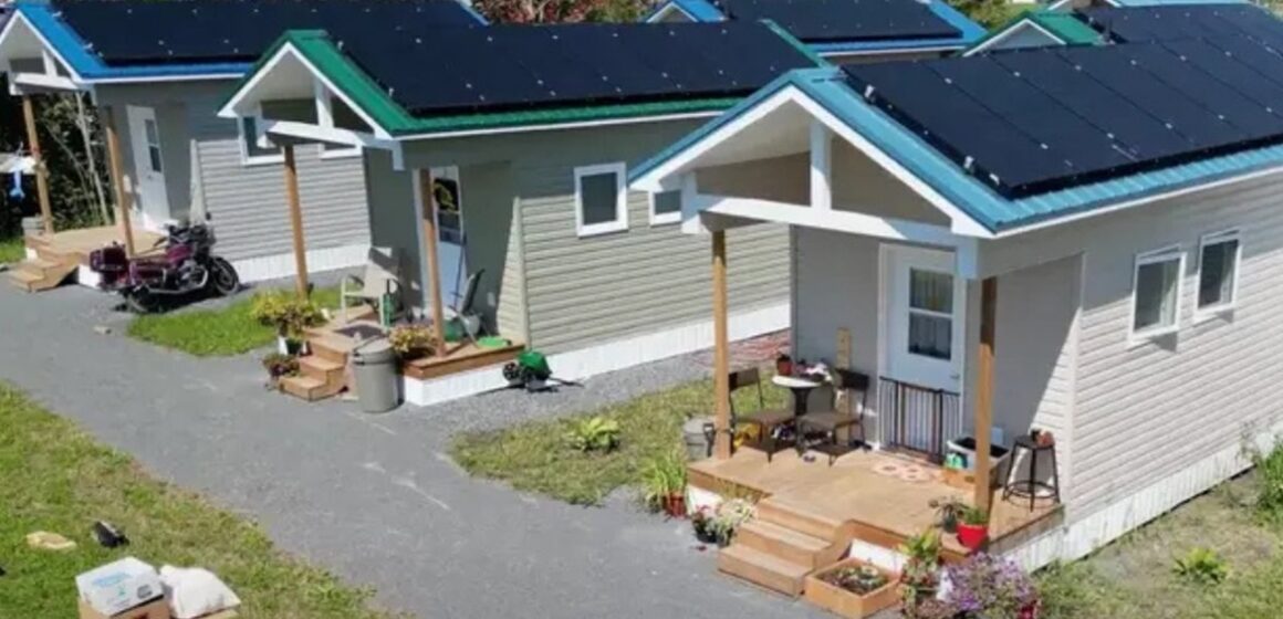 Empresário canadense investe fortuna em vila de mini-casas para pessoas em situação de rua