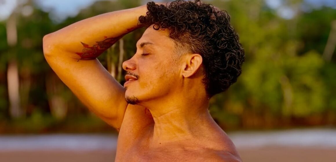 Silvero Pereira se entrega a imersão cultural na Ilha do Combu, no Pará