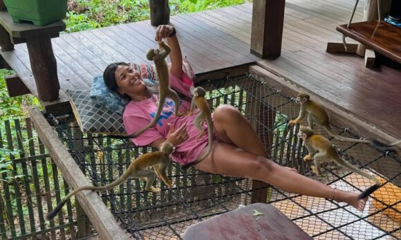 Influenciadora destaca hospedagem em árvore como experiência única em viagem ao Pará