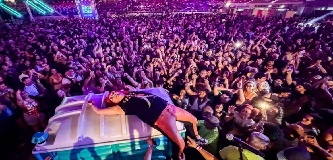 Wanderley Andrade faz sucesso ao se apresentar em cima de banheiro químico no Festival Psica