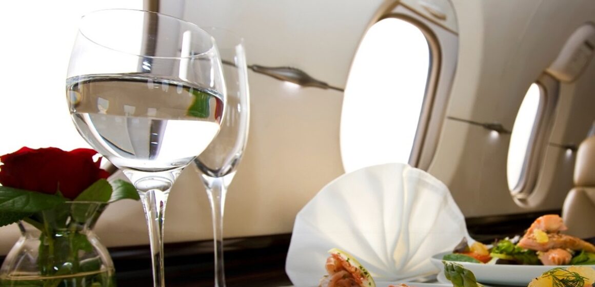 SaveClip.App_601613314_18556332178061697_8196853465817637366_n Companhias aéreas internacionais investem em suítes privadas para atender demanda por viagens de luxo