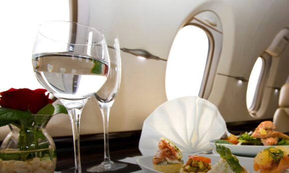 Companhias aéreas internacionais investem em suítes privadas para atender demanda por viagens de luxo