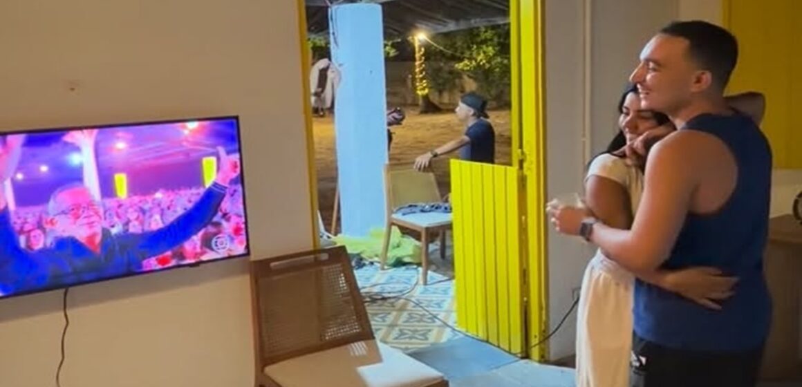 Cantor João Gomes se emociona ao rever apresentação com Roberto Carlos em especial de Natal