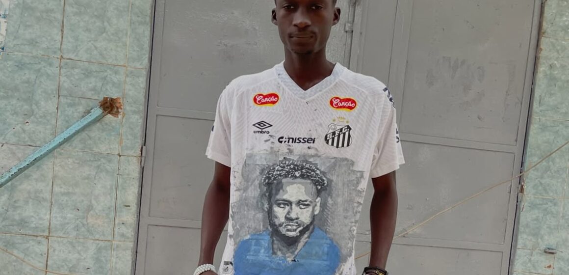 Artista pinta vendado o rosto de Neymar em camisa do Santos