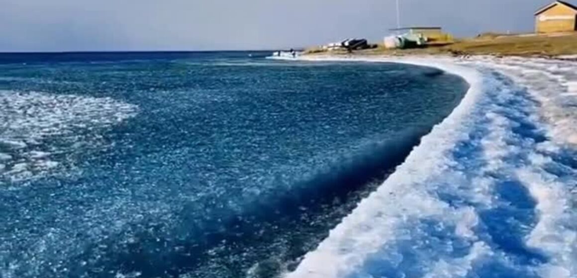 Lago Sayram, nas montanhas Tianshan, entra em período de congelamento total