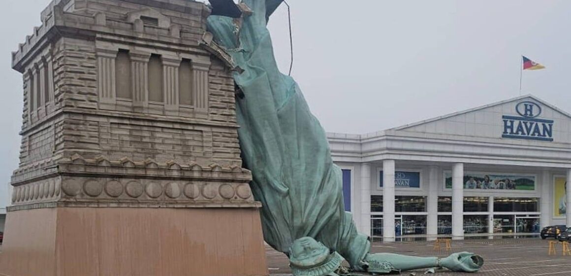 Temporal derruba estátua da Havan no Rio Grande do Sul