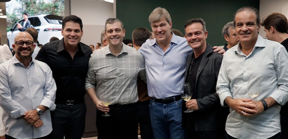 Leapmotor inaugura concessionária em evento com bate-papo geopolítico e lançamento de linha elétrica