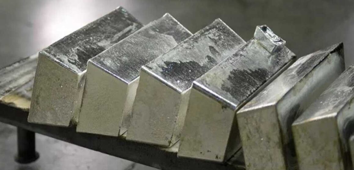 Prata supera ouro em rentabilidade em 2025 com alta recorde e expectativa de corte de juros nos EUA