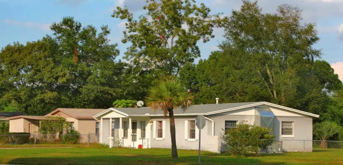 Vendas de casas usadas nos EUA têm leve alta em novembro, mas demanda segue contida