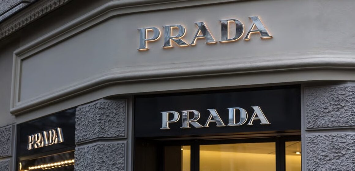 f253 Prada conclui compra da Versace por € 1,25 bilhão e fortalece polo italiano de luxo