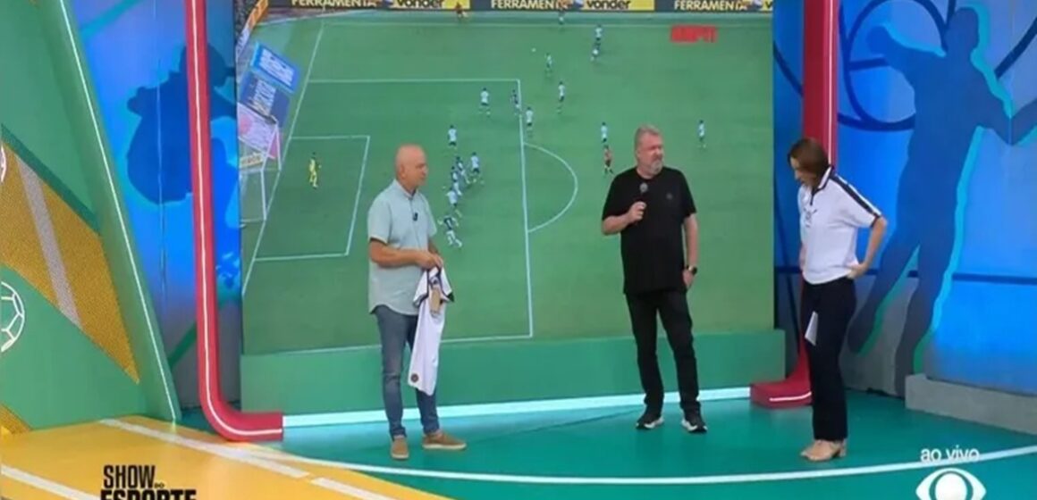 Glenda Kozlowski veste camisa do Remo e celebra acesso em programa da Band