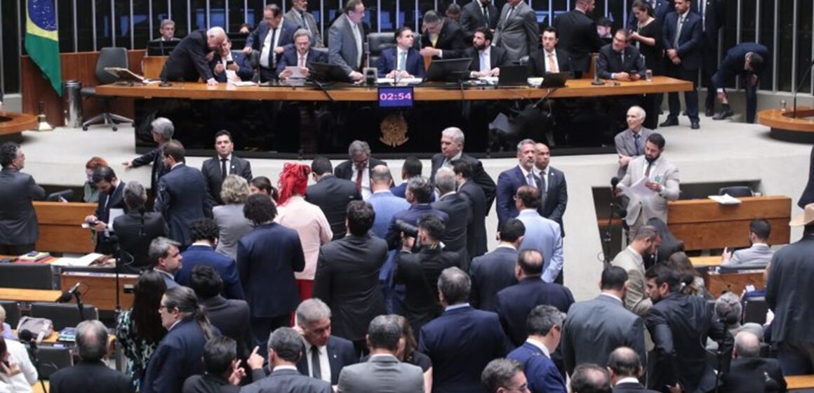 img20251209191947915-768x474 Câmara aprova projeto que reduz penas de condenados por crimes golpistas e 8 de Janeiro