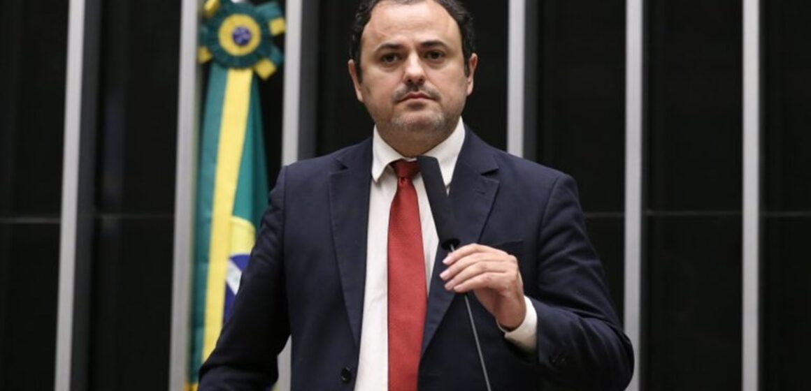 Câmara rejeita cassação mas suspende mandato de deputado Glauber Braga por quebra de decoro