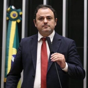 Câmara rejeita cassação mas suspende mandato de deputado Glauber Braga por quebra de decoro