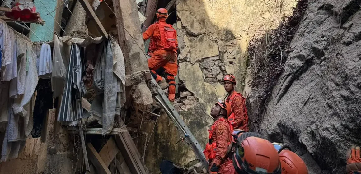 Bombeiros resgatam 17 pessoas vivas de casarão desabado no Catete, Rio