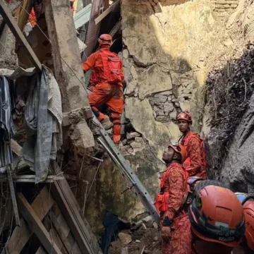 Bombeiros resgatam 17 pessoas vivas de casarão desabado no Catete, Rio