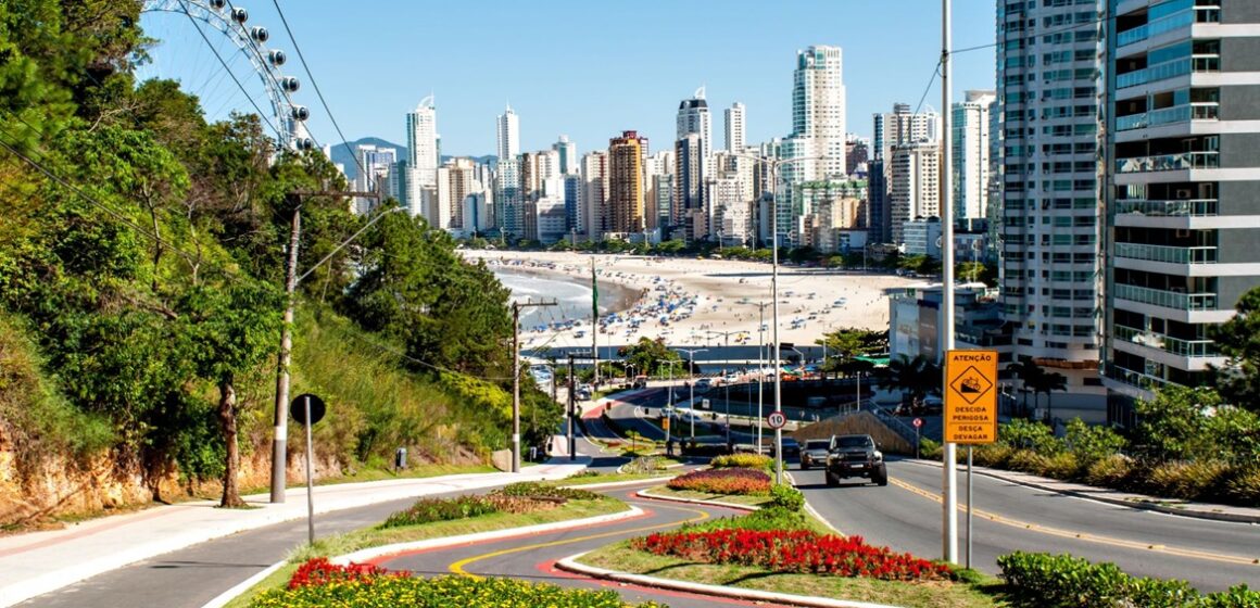 Balneário Camboriú espera 1 milhão de pessoas para Réveillon com fogos e roda-gigante na orla