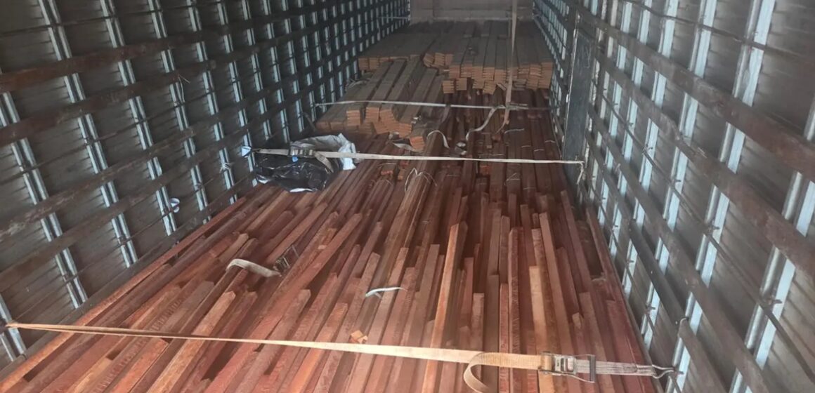Fiscalização apreende 150 portais de madeira vermelha em transporte irregular no Pará
