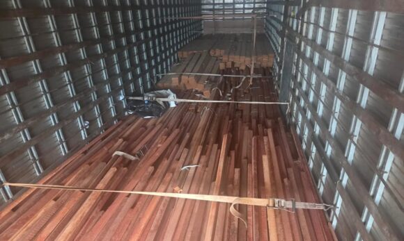 20260108092349-GC00073808-F00283612 Fiscalização apreende 150 portais de madeira vermelha em transporte irregular no Pará