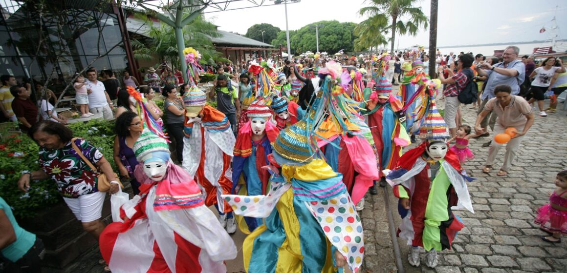 Carnaval 2026 terá folga de quatro dias com opção de feriado prolongado até Quarta-feira de Cinzas