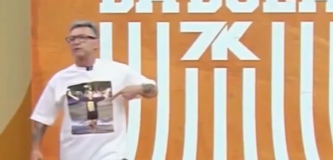 Craque Neto homenageia esposa com camisa personalizada durante programa na Band