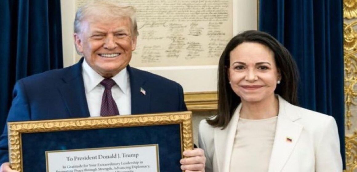 María Corina presenteia Trump com medalha do Nobel da Paz em encontro na Casa Branca