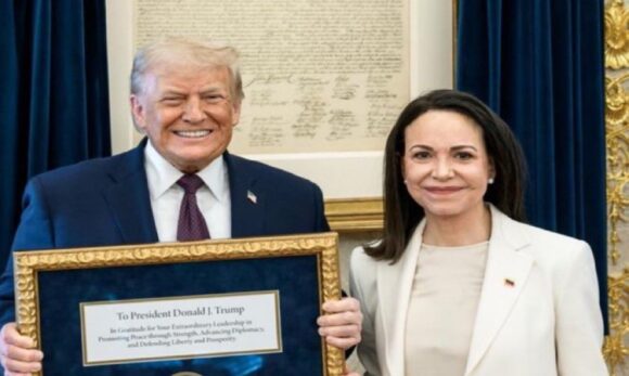 María Corina presenteia Trump com medalha do Nobel da Paz em encontro na Casa Branca