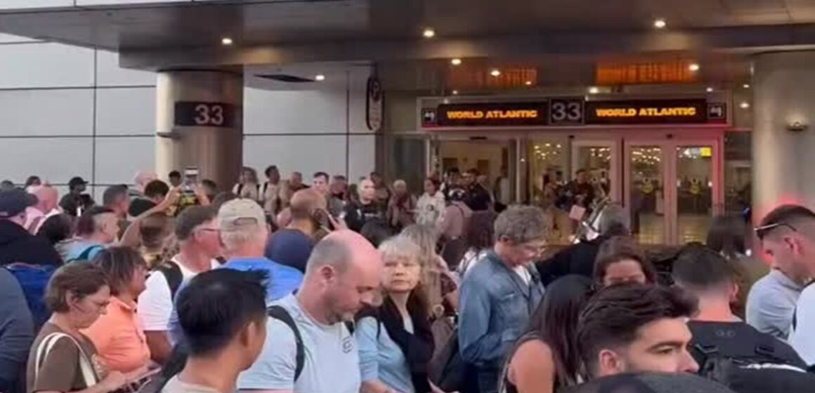 Aeroporto de Miami realiza evacuação parcial por objeto suspeito