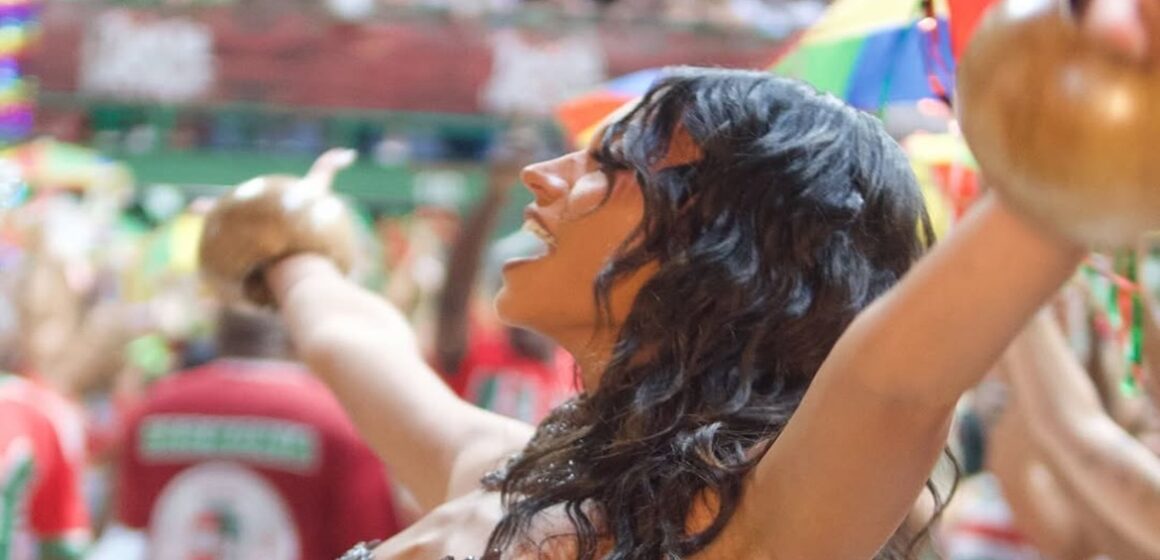 SaveClip.App_623680312_18549853372037568_2790730378058306114_n Ex-BBB e musa Alane Dias leva carimbó paraense aos ensaios da Grande Rio