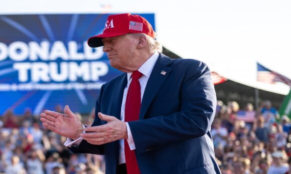 Trump ameaça ataque militar ao Irã e exige acordo nuclear sob pressão de ‘enorme armada’