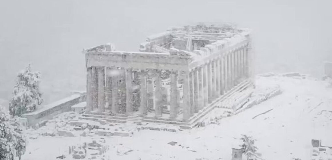 Neve cobre Acrópole de Atenas e cria cenário raro na capital grega
