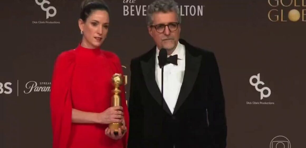 Kleber Mendonça Filho critica ex-presidente Bolsonaro em discurso no Globo de Ouro