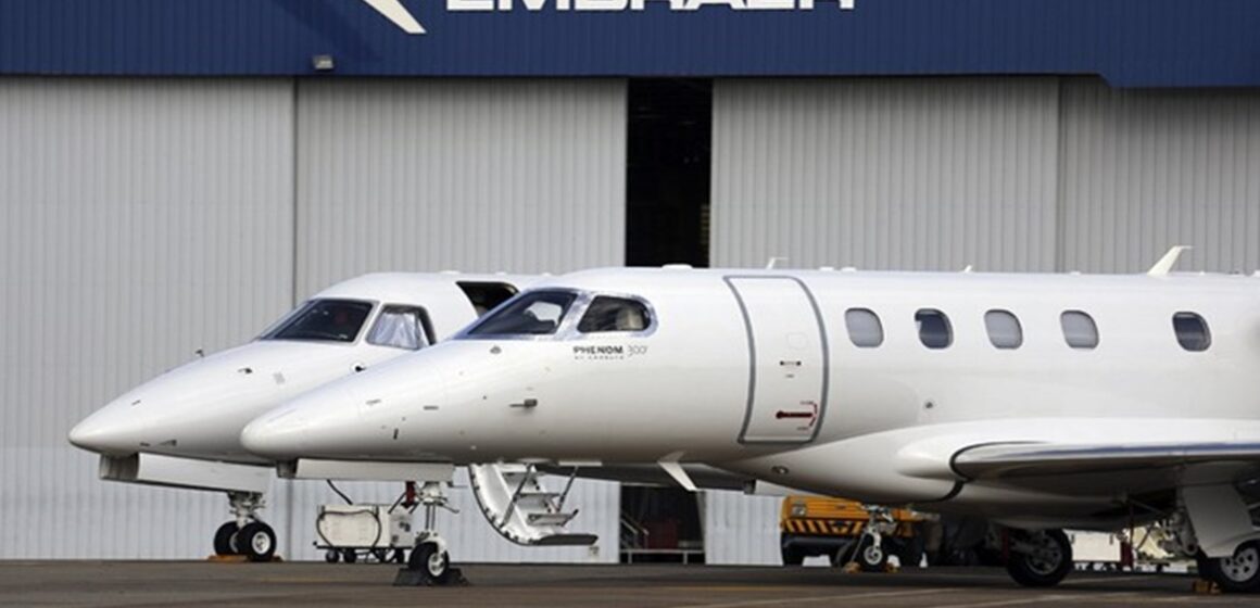 Embraer e grupo de bilionário indiano Adani firmam acordo para fabricar aviões na Índia
