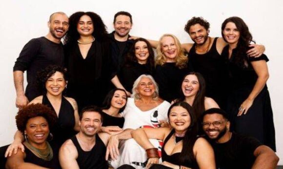 Musical sobre Fafá de Belém estreia no Rio com três atrizes representando a cantora em diferentes épocas