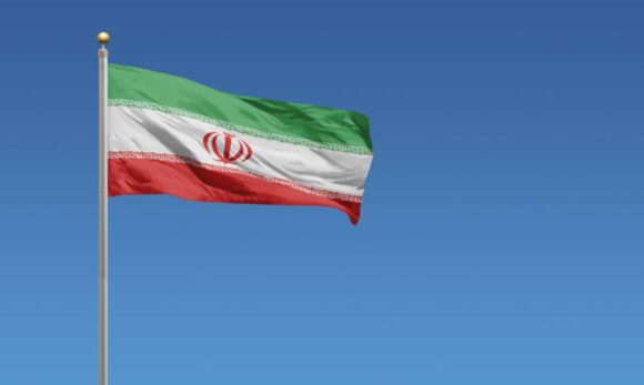 Flag of Iran in front of a clear blue sky Irã ameaça resposta total a novo ataque, diz ministro em entrevista
