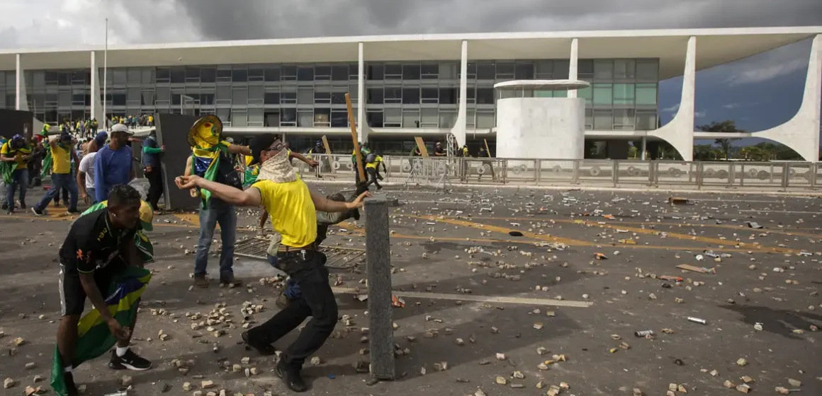 Três anos após 8 de janeiro, Brasil relembra ataque às sedes dos Três Poderes em Brasília