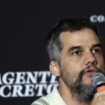 Filme brasileiro “O Agente Secreto”, com Wagner Moura, faz história com duas vitórias no Globo de Ouro